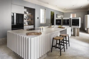 Cocina contemporánea del Espacio Hisense diseñada por Estudio Alegría en Casa Decor 2025, con isla central y mobiliario a medida realizado por Cocinas Río.