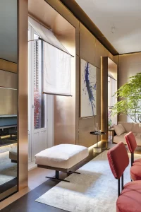 Ventana con estor blanco en el Espacio Mobalco de Ángel Cazorla en Casa Decor 2025, ejemplo de soluciones para vestir ventanas.