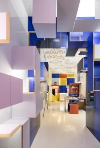 Instalación con volúmenes geométricos suspendidos y paneles decorativos de ALVIC en el Espacio Diego Guillén Ligori de Casa Decor 2025.