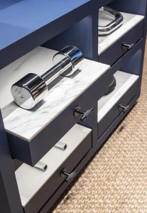 Detalle de piezas cerámicas DURSTONE integradas en mobiliario del Espacio Technogym en Casa Decor 2025.