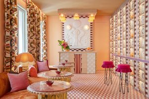 Espacio Nais de Casa Decor que combina luz, color y texturas siguiendo principios de neuroarquitectura para generar energía y confort.