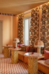 Cortinas estampadas en tonos cálidos en el Espacio Nais por Miriam Alía en Casa Decor 2025.