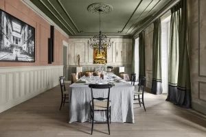 Cortinas largas verdes y negras en el comedor del Espacio ITA por Bao Proyectos en Casa Decor 2025, decoración de ventanas elegante.