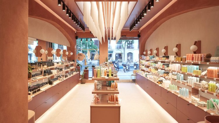 Estudio Alegría transforma un local comercial en una experiencia sensorial única