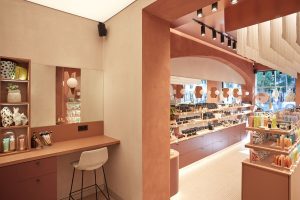 Zona de tocador con almacenaje integrado dentro del proyecto comercial de Estudio Alegría