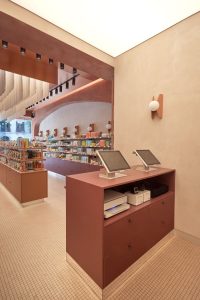 Mostrador de cobro con integración tecnológica y vista hacia el espacio comercial, diseñado para optimizar la experiencia del cliente