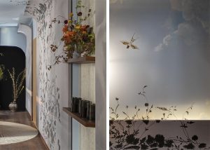 Murales envolventes que suben hasta el techo en Casa Decor