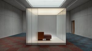 Espacio con pavimento modular Riff de Bolon en loseta vinílica, diseño dinámico y sostenible para interiorismo
