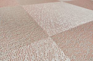 Detalle de suelo con textura colección Riff de Bolon, patrón orgánico en tonos cálidos, tendencia en suelos sostenibles.