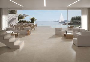 Espacio mediterráneo con pavimento porcelánico extruido Drach de Exagres, interior y exterior en continuidad estética.
