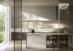 Diseño de cocina moderna con isla central en superficie Crema Avorio de Sapienstone, tendencia interiorismo otoño 2025.