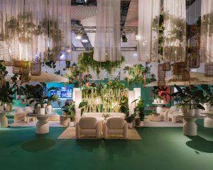 Vista general del Kissing Room diseñado por Raúl Martins en MBFWMadrid, espacio de interiorismo con mobiliario contemporáneo, vegetación tropical y luminarias de fibras naturales.