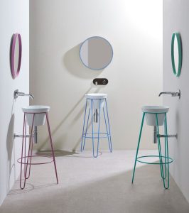 Baño moderno con pedestales Liverpool y Chester de Bathco, estructura en acero inoxidable y acabados versátiles.