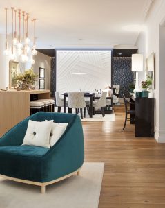Salón “Amazing” de Marisa Gallo con diseño contemporáneo y toques de los años 50, muestra de tendencias en la decoración de salones con estilo y funcionalidad.
