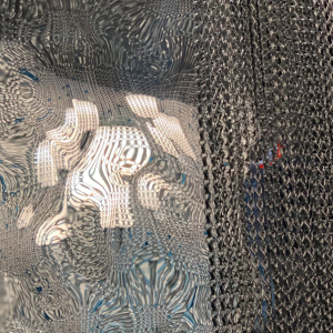 Espacio ESNE (ahora UDIT) en Casa Decor 2022, instalación textil con cadenas metálicas y efectos visuales, propuesta artística y contemporánea de gran impacto en redes.