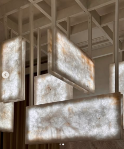 Espacio Gómez Grau por Ramón Esteve en Casa Decor 2025, el espacio más instagrameable del año, con su diseño “Gruta” de piedra natural y luces sensoriales.