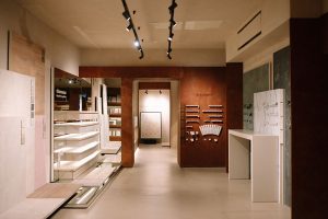 Showroom de Gresmanc Group en Madrid con exposición de cerámica extrusionada para interiorismo y diseño de espacios