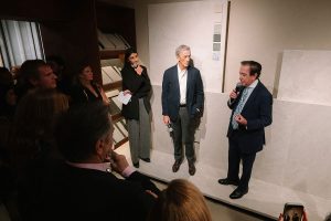 Evento en showroom de Gresmanc Group con arquitectos y diseñadores hablando sobre cerámica, arquitectura y emociones