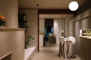 Espacio de interiorismo con cerámica extrusionada, iluminación arquitectónica y diseño sostenible en el showroom de Gresmanc Madrid