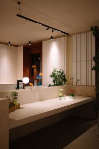 Diseño interior con banco cerámico, texturas naturales y soluciones de cerámica extrusionada para decoración en Madrid