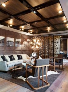 Zona de estar diseñada por Disak Studio con colores tierra y materiales cálidos, ejemplo de tendencias decorativas que aportan elegancia y confort al salón.