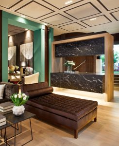 Interior moderno del salón “Loft in love” de Manuel Espejo, con combinación de mármol, madera y luz natural, reflejo de las tendencias de interiorismo actuales.