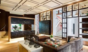 Salón contemporáneo “Loft in love” diseñado por Manuel Espejo en Casa Decor 2015, ejemplo de tendencias en la decoración de salones con materiales nobles y diseño abierto.