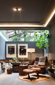 Salón diseñado por Raúl Martins para Natuzzi Italia, inspirado en el bienestar emocional y las tendencias de decoración que transforman el salón en refugio de descanso.