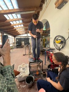 Artesanos mostrando el proceso de fabricación de vidrio soplado en la Real Fábrica de Cristales de La Granja