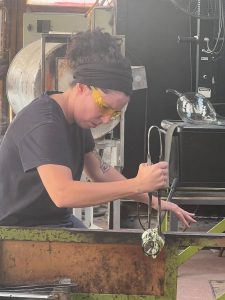 Artesanos mostrando el proceso de fabricación de vidrio soplado en la Real Fábrica de Cristales de La Granja