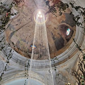 Espacio Roca por Andreu Carulla en Casa Decor 2024, instalación lumínica inmersiva en la antigua capilla, entre los espacios más instagrameables por su atmósfera espiritual y artística.