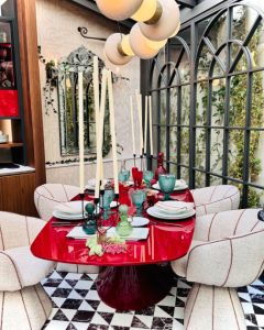 Espacio Xaza Outdoor en Casa Decor 2025, diseño de Raquel Chamorro y David A. Maroto, comedor al aire libre con mesa roja y estilo palaciego.