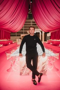"Pinknic", el universo rosa de Sigfrido Serra en Feria Hábitat València 2025