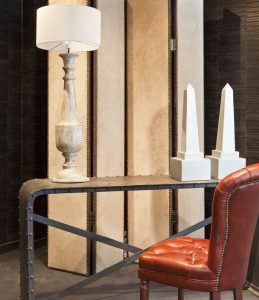 Recibidor con consola industrial, lámpara de pie y revestimientos con textura en Casa Decor 2013, diseño de Élitis / Le Mûrier.