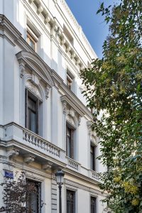 Detalle arquitectónico de la fachada neoclásica de la Casa Palacio del Marqués de los Vélez en Madrid