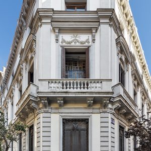 Fachada principal de la Casa Palacio del Marqués de los Vélez y Conde de Niebla en el barrio de las Letras de Madrid