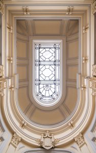 Lucernario original y caja de escalera de la Casa Palacio del Marqués de los Vélez en Madrid