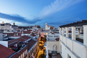 Panorámica del barrio de Las Letras de Madrid donde se ubica la Casa Palacio del Marqués de los Vélez, sede de Casa Decor 2026