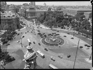 Plaza de Cibeles en 1954 vista desde el Palacio de Correos, transformación urbana del eje Prado-Recoletos