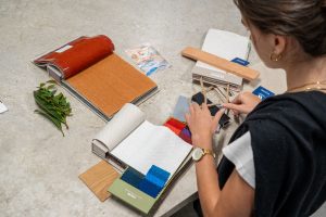 Estudiantes trabajando con materiales reutilizados de Casa Decor como parte del aprendizaje en diseño sostenible