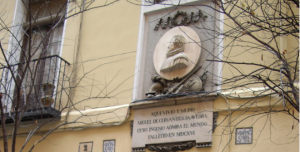 Placa conmemorativa en la calle Cervantes del Barrio de las Letras de Madrid, lugar donde vivió y murió Miguel de Cervantes.