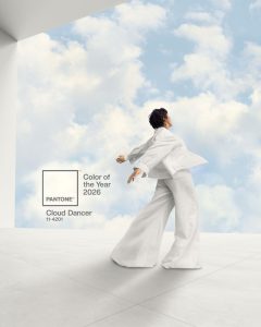 Pantone Color del Año 2026 Cloud Dancer, blanco sereno aplicado a tendencias de interiorismo y diseño de interiores