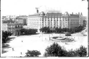 Plaza de Neptuno con el Hotel Palace al fondo a principios del siglo XX, símbolo del Madrid aristocrático