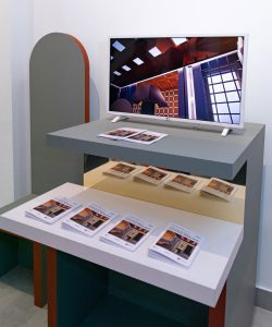 Mueble expositor reutilizado del espacio FENIX en Casa Decor 2025 como ejemplo de diseño sostenible y reutilización de materiales