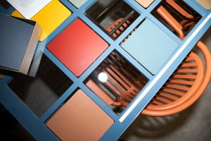 Detalle de materiales reutilizados en el espacio FENIX Casa Decor con superficies FENIX dentro de un proyecto de interiorismo sostenible