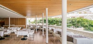 Reforma del hotel Flamingo Club por Zooco Estudio en Tenerife, restaurante con estructura de madera y ambiente contemporáneo