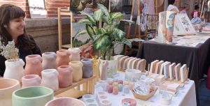 Mercado de las Ranas en el Barrio de las Letras de Madrid, con puestos de diseño, artesanía y comercios locales en las calles del barrio.