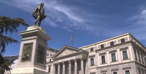 Estatua de Miguel de Cervantes en la Plaza de las Cortes, cerca del Barrio de las Letras, en el centro de Madrid.