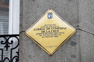 Placa del antiguo Corral de Comedias de la Cruz en la calle Espoz y Mina del Barrio de las Letras de Madrid.