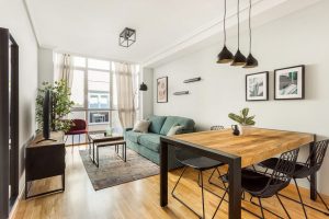 Interior de vivienda en proyecto residencial en Madrid, con diseño funcional y estética contemporánea